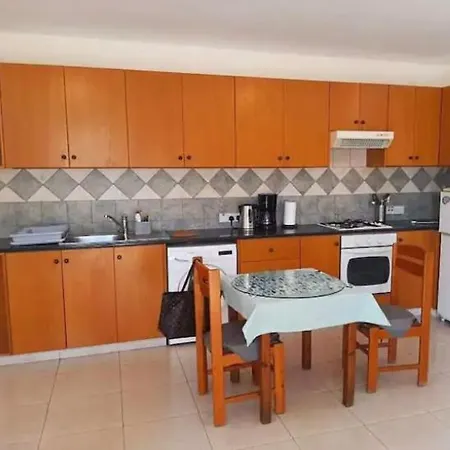 Bright One Bedroom In Area דירה פאפוס